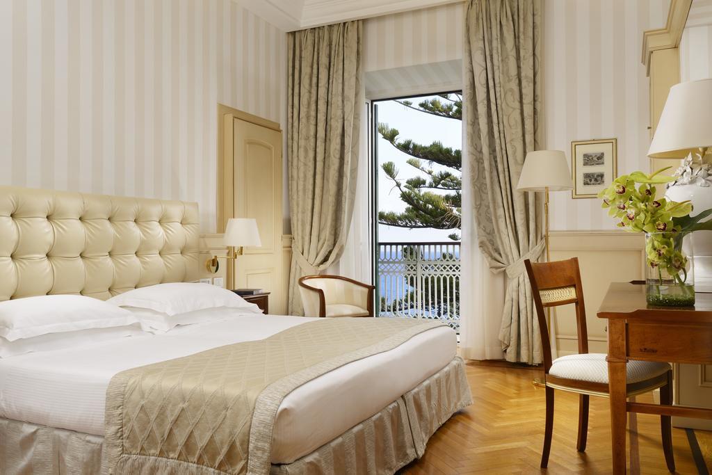 Royal Hotel Sanremo Eksteriør billede A room at the Excelsior
