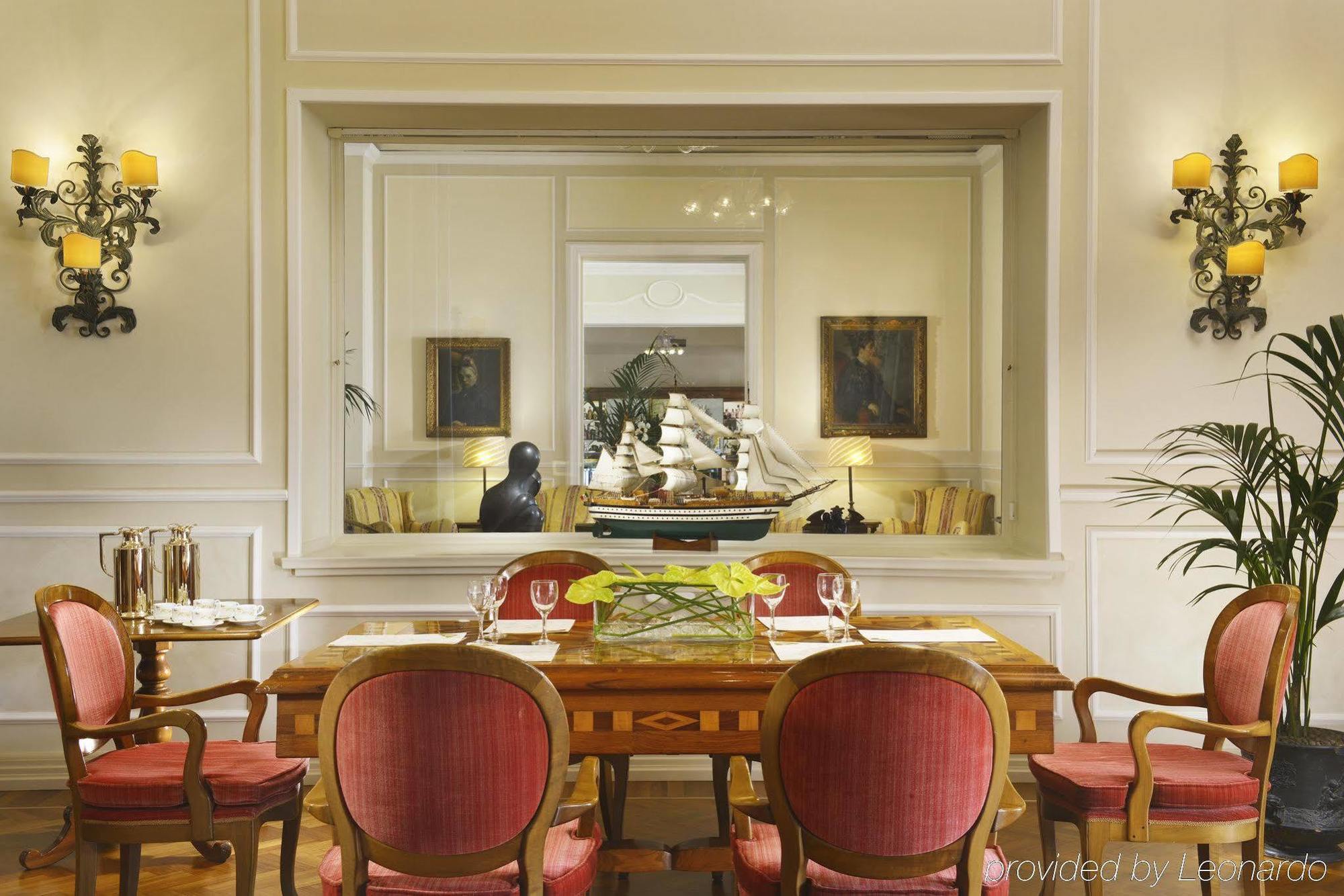 Royal Hotel Sanremo Restaurant billede A pass-through window in a dining room